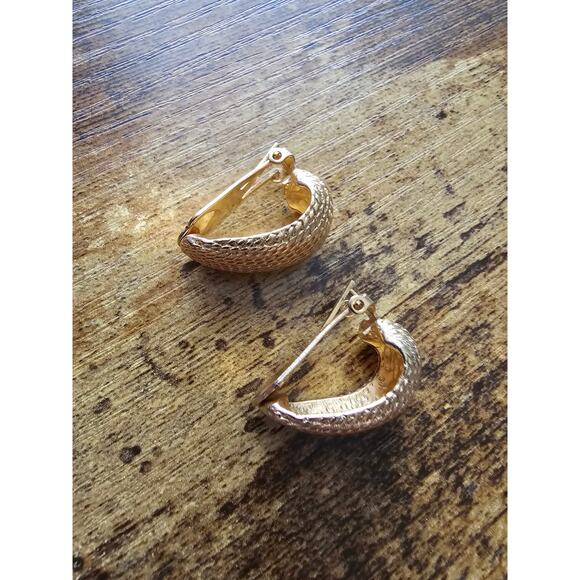 Vtg Chunky Thick Rope Goldtone Taper Half Hoop Clip Earrings 1” - Picture 2 of 3